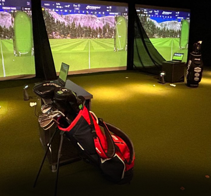 Bahías de entrenamiento equipadas con Foresight GC3 simuladores de golf en Costa Rica ubicado en PAR5 Golf Center Lindora